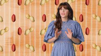 {\an8}Buying the right oil - What Am I Eating? With Zooey Deschanel