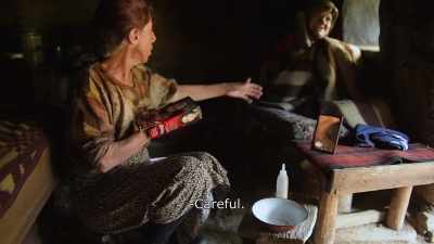 {\An8}Careful.
Careful with the towel. - Honeyland