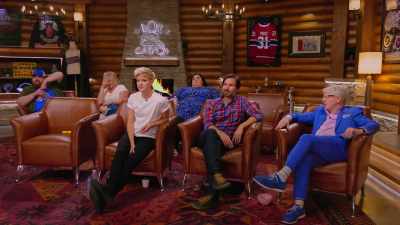 {\an8}[Caroline laughs] - LOL: Last One Laughing Canada