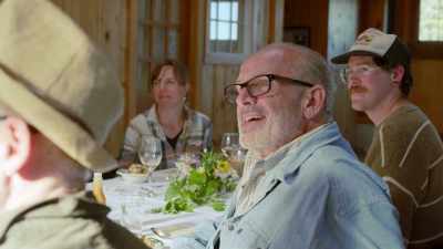 {\an8}CAROLYNN: So, we have
collard greens, - Restaurants at the End of the World