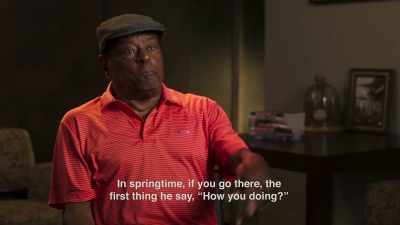 {\an8}Chegava na primavera e ele, de cara,
dizia: "Como vai?" - Say Hey, Willie Mays!
