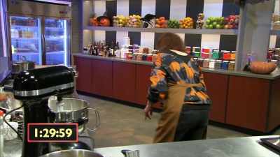 {\an8}[Cheryl] I check
on the butter pecan cookie - Halloween Cookie Challenge