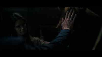 {\an8} -[chuckles]
{\an8} -[Edie] She's not feeling well. - The Man Who Fell to Earth