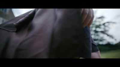 {\an8} [Clive whistles] - The Man Who Fell to Earth