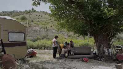 {\An8}Cloudy weather in Macedonia - Honeyland