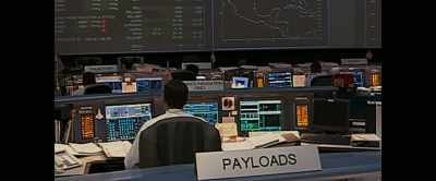 {\an8}Columbia-Houston, UHF comm check. - The Wonderful: Stories from the Space Station