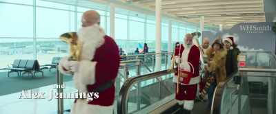 {\an8}- Coming through!
- [laughter] - Your Christmas or Mine 2
