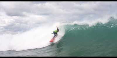 {\an8}[Commentator] Huge ride
from Tetanui there, - Surviving Summer