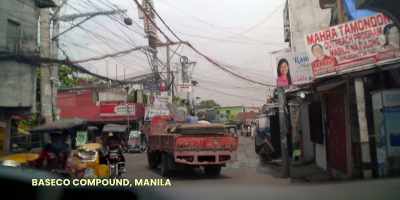 {\an8}COMPLEJO DE BASECO, MANILA - Plastic People