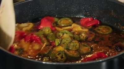 {\an8}[coughs and chokes]
That is looking really good. - No Recipe Road Trip With the Try Guys
