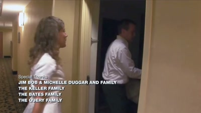 {\an8}[Crew Member 1]
We're getting this last shot, - Shiny Happy People: Duggar Family Secrets
