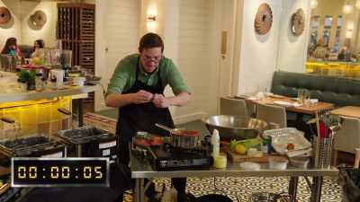 {\an8}[crowd chanting] five,
four, three, two, one. - No Recipe Road Trip With the Try Guys