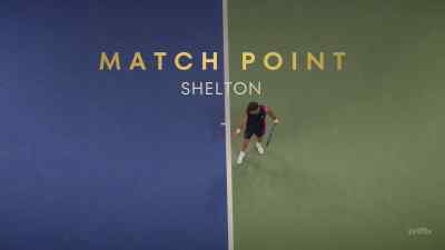 {\an8}- [crowd cheering]
- [umpire] Game, third set, Shelton. - Break Point