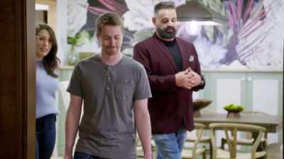 {\an8}[David] Doesn't really
look much different.
Not gonna lie. - Renovation Impossible