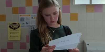 {\an8}"Dear Moxie,
this is probably a mistake, - Moxie