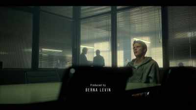 {\an8}[DISTANT ALARM WAILS] - Young Wallander