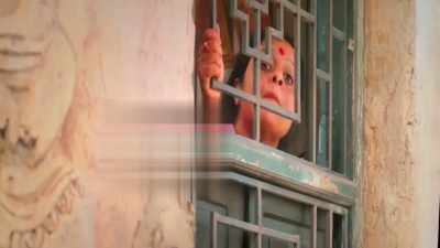 {\an8}Do you promise to clear my husband's dues? - Mission Raniganj