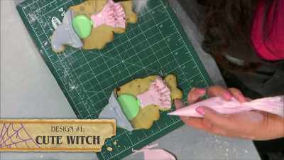 {\an8}Doing the fondant work
on my cookies - Halloween Cookie Challenge