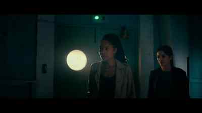 {\an8} [door buzzes] - The Man Who Fell to Earth