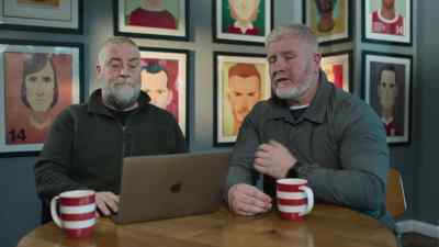 {\an8}EAMONN & JAMES CLARKE
MANCHESTER PAPARAZZI - Beckham