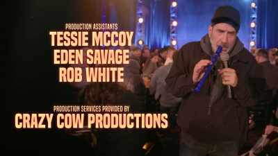 {\an8}- Either way...
- [audience laughing] - Dave Attell: Hot Cross Buns