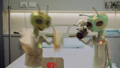 {\an8}[electric buzzing] - Alien TV