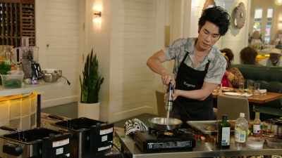 {\an8}[Eugene] I'm emulsifying
all the peppers down
into one sauce, - No Recipe Road Trip With the Try Guys