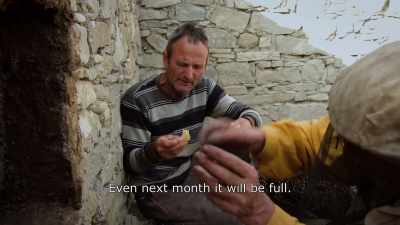 {\An8}Even next month it will be full. - Honeyland