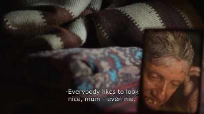 {\An8}Everybody likes to look nice mum
- Even me. - Honeyland