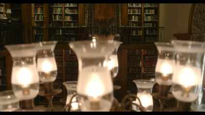{\an8}Everything he did for her,
every introduction, every conversation, - Inventing Anna
