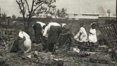 {\an8}- Everything they had was gone,
and they were expected - Dreamland: The Burning of Black Wall Street