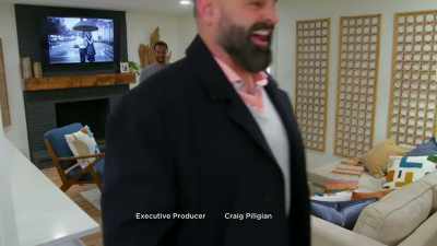 {\an8}- Fair.
- [Russell laughs] - Renovation Impossible