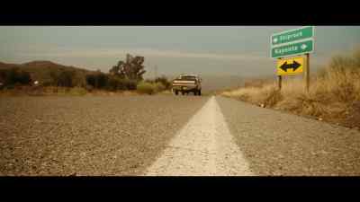 {\an8} -[Faraday] There! Stop there.
{\an8} -What? Here? - The Man Who Fell to Earth