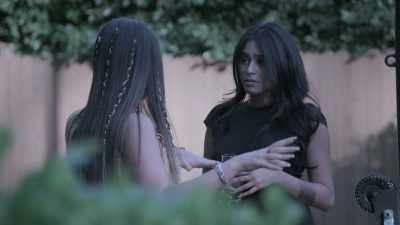 {\an8}Farrah pulled me aside
and she told me that you told Alexia... - Buying Beverly Hills