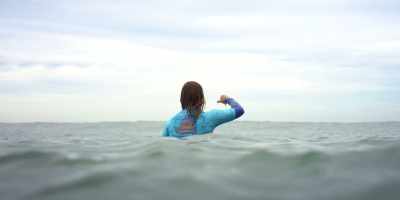 {\an8}[female commentator] And as your
online votes are tallied, - Surviving Summer