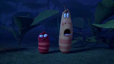 {\an8}- [firefly giggles]
- [ominous music] - Larva Family