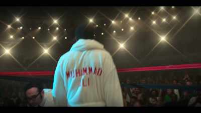 {\an8}♪ Folks say Papa never was
much on thinking - Fight Night: The Million Dollar Heist
