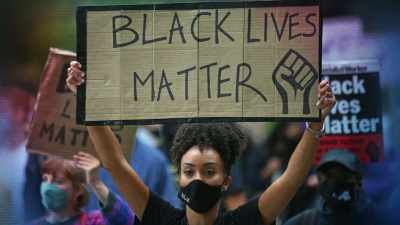 {\an8}For her to come out and say
that we're divisive - Power of the Dream