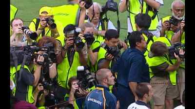 {\an8}FRANKLIN FOER
AUTHOR: HOW SOCCER EXPLAINS THE WORLD - Beckham