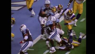 {\an8}- George, he's in there.
- Touchdown Titans! - Untold: The Murder of Air McNair