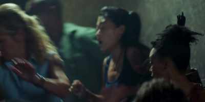 {\an8}- Go! Go, go, go!
- Sayonara, muchacho! - Tremors: Shrieker Island