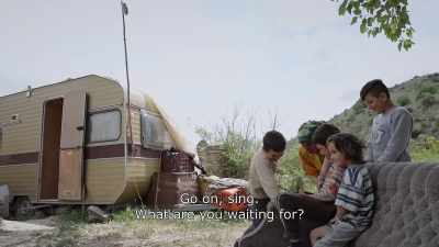 {\An8}Go on. Sing.
- What are you waiting for? - Honeyland