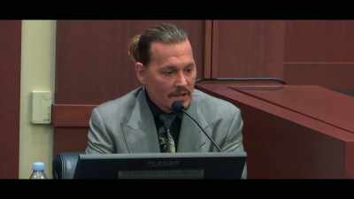 {\an8}Going into the master bathroom, - Depp V Heard
