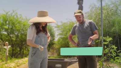 {\an8}Growing your own lettuce
is a fun way to kind of - What Am I Eating? With Zooey Deschanel