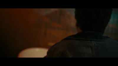 {\an8} [growling] - The Man Who Fell to Earth