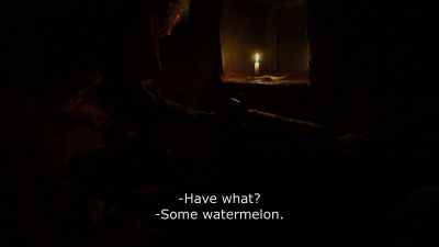 {\An8}- Have what?
- Some watermelon.. - Honeyland