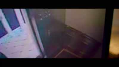 {\an8}He started talking to me, - Crime Scene: The Vanishing at the Cecil Hotel