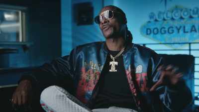{\an8}He was supposed to be
the worst gangbanger ever, - Hip Hop Uncovered
