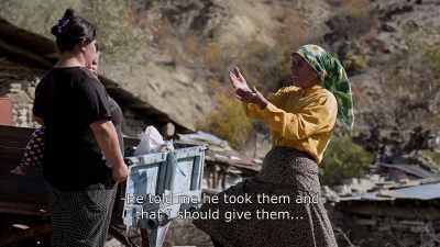 {\An8}He told me he took them and
that I should give them... - Honeyland