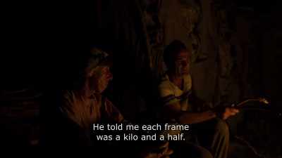 {\An8}He wanted to confuse me.
He told me each frame was 1,5 kilo. - Honeyland
